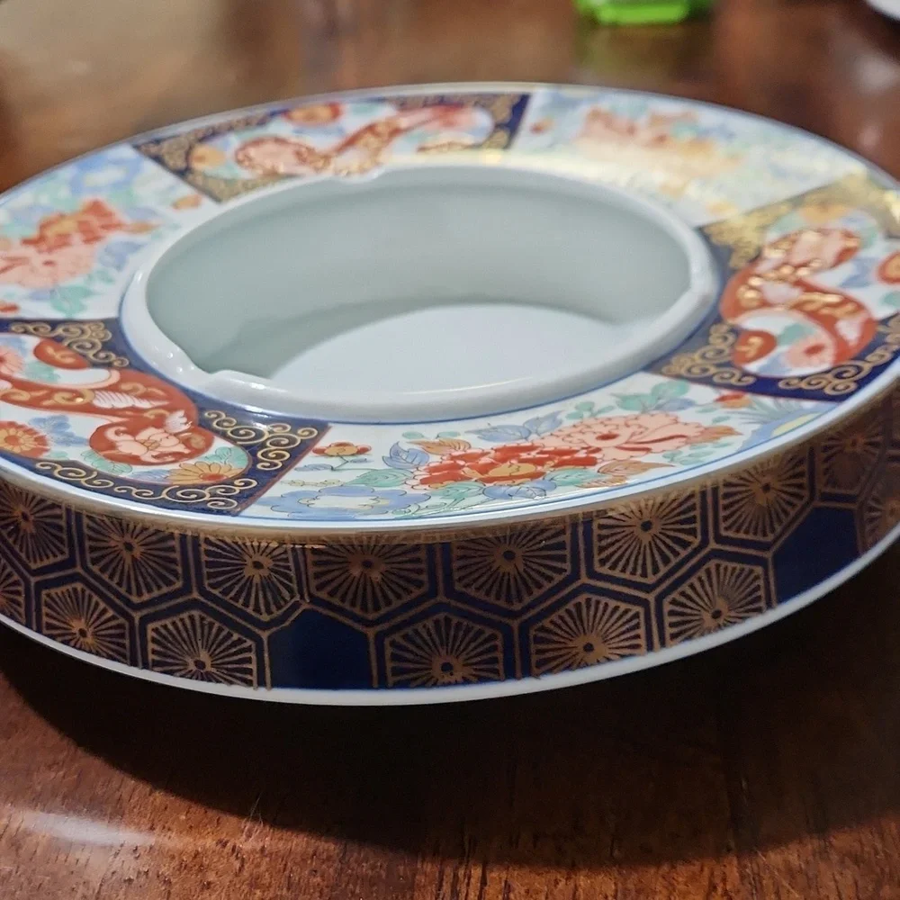 VINTAGE 1950S IMARI HAND PAINTED ASHTRAY. JAPAN. BLUE RED ORANGE FLOWERS.9×9 AND